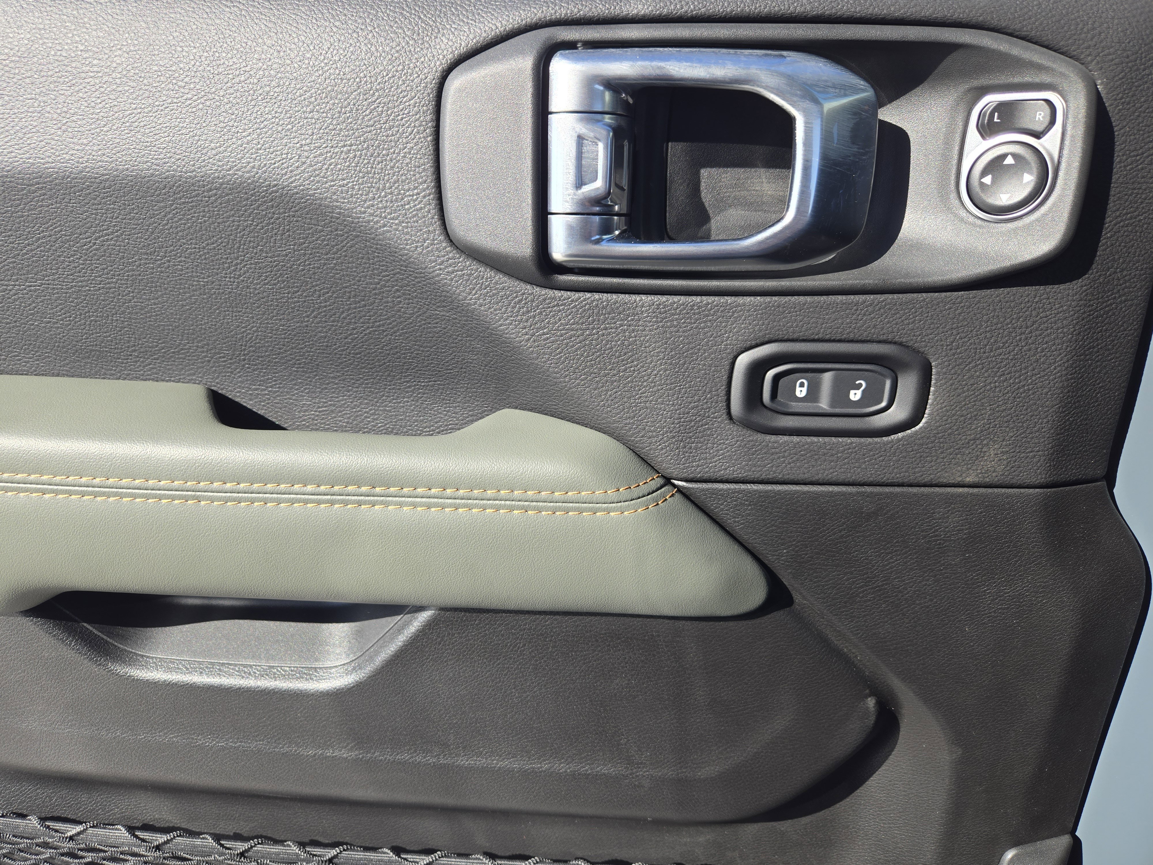 New 2026 Anvil Clear-Coat Exterior Paint Jeep Mojave X image 18
