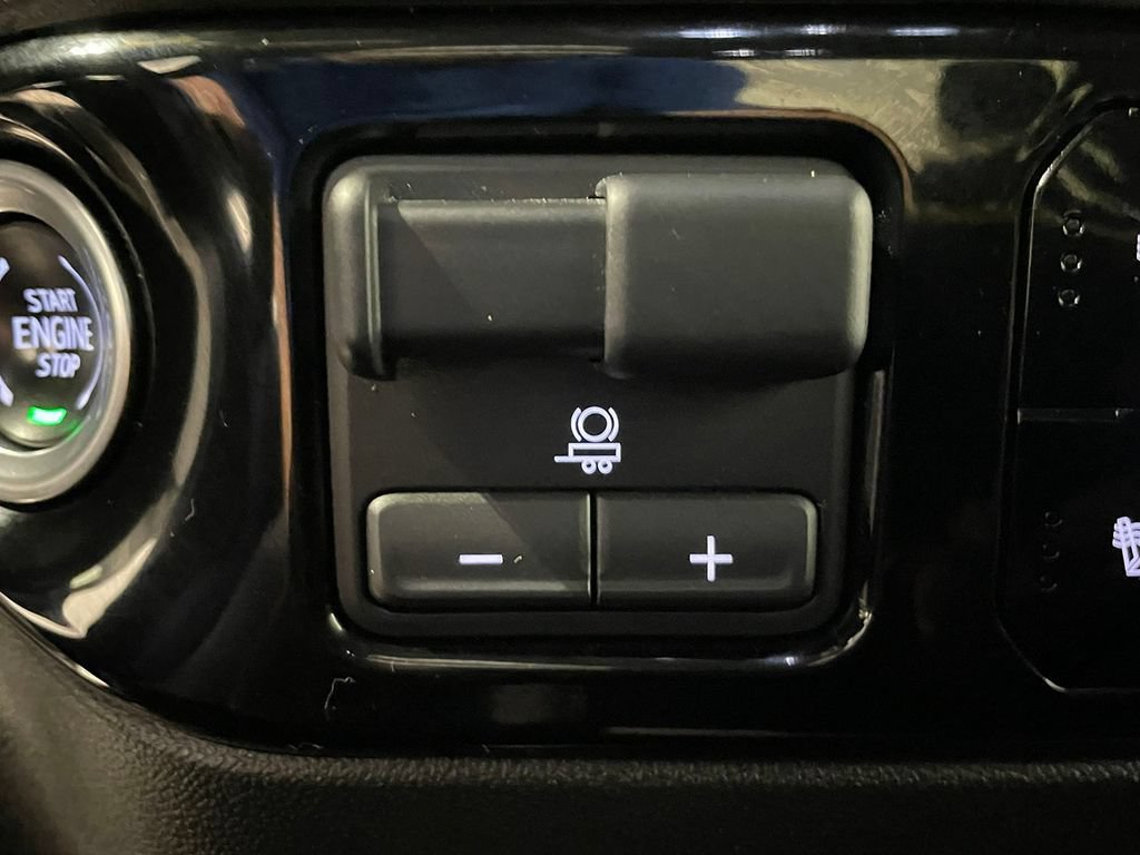 Used 2023 Summit White GMC Elevation image 28