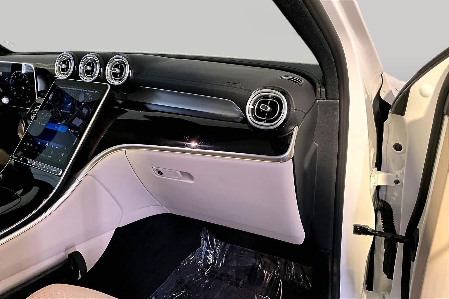 Certified Used 2025 Polar White Mercedes-Benz GLC 300 image 19