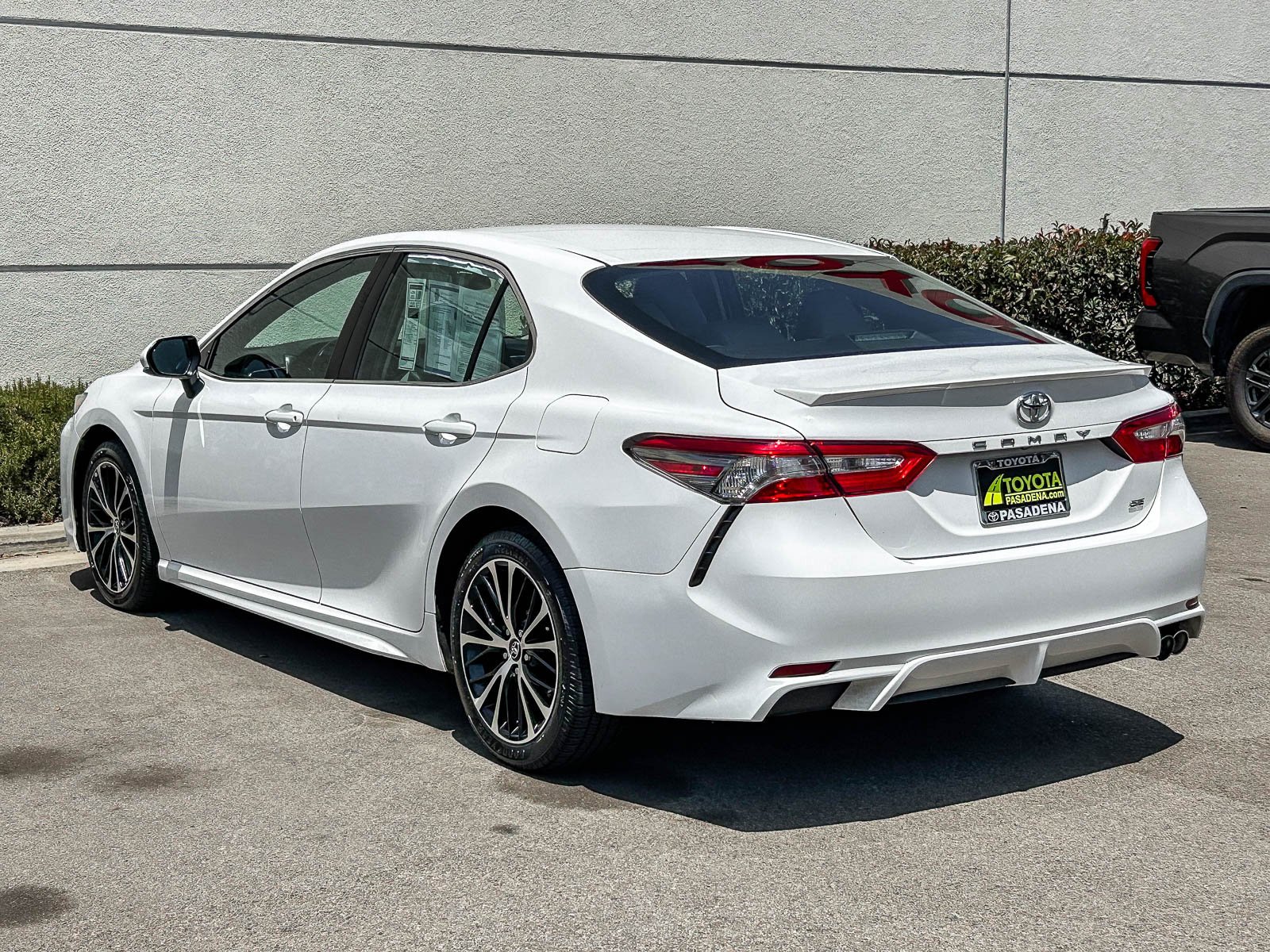 Used 2018 SUPER WHITE Toyota SE image 8