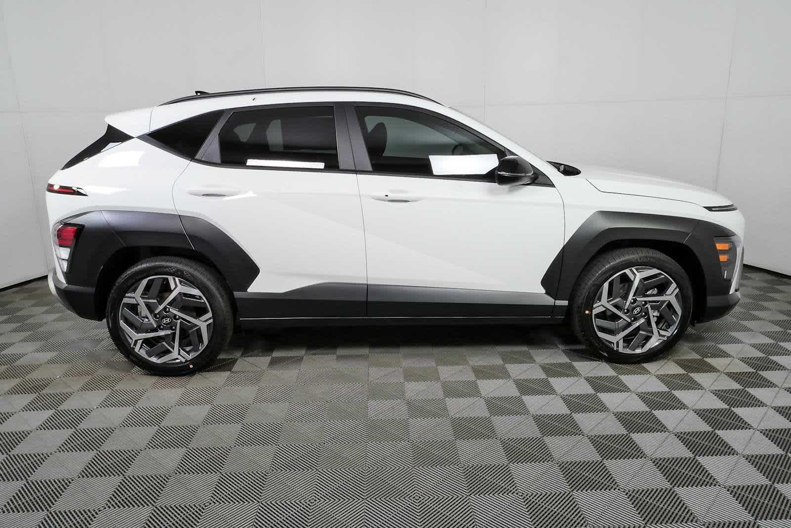 New 2026 Atlas White Hyundai SEL Premium FWD image 2