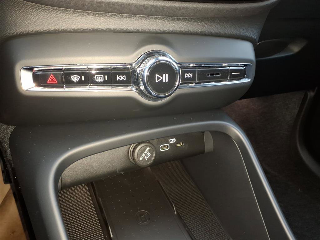 New 2026 Aurora Silver Volvo Plus image 9