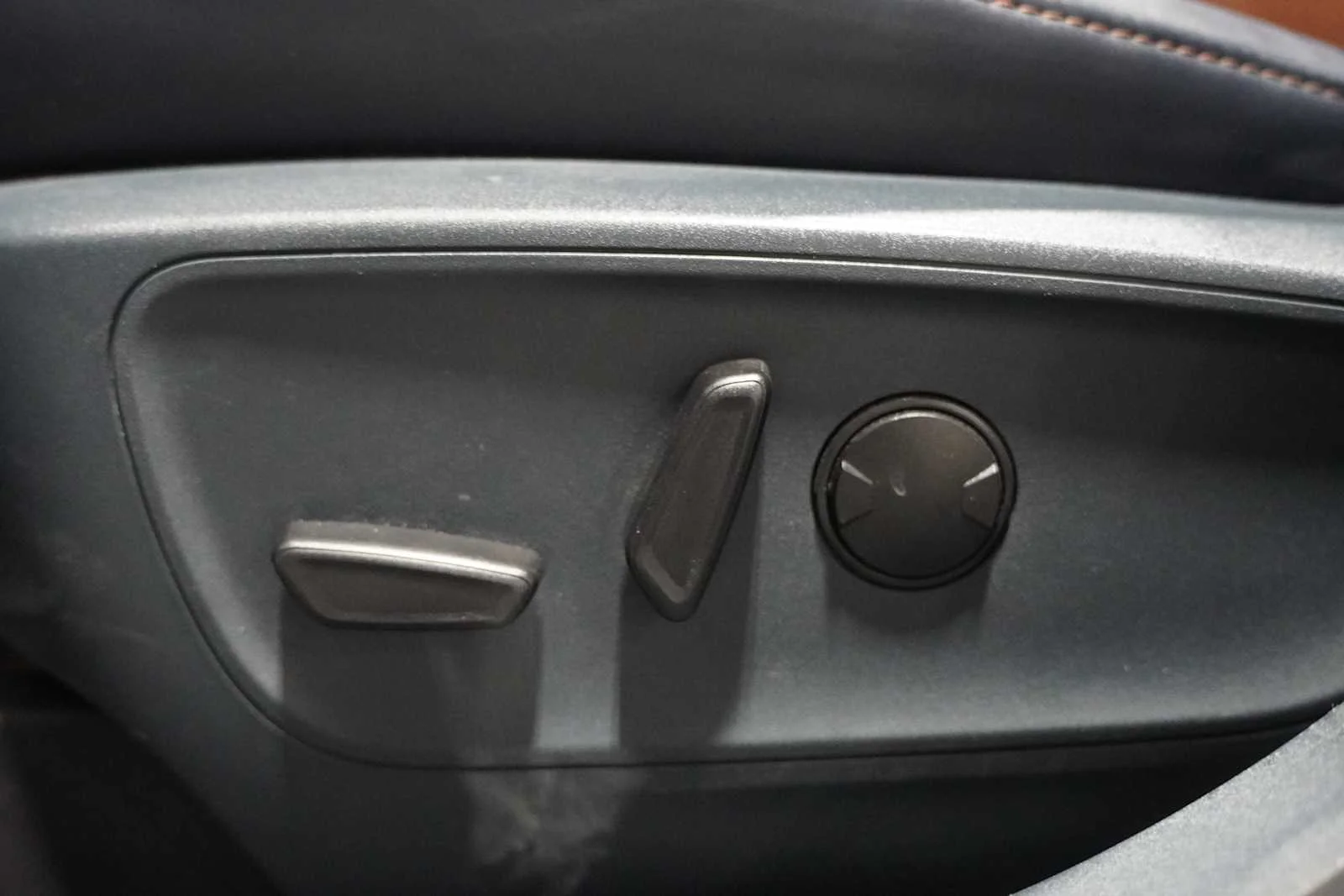 Used 2023 Carbonized Gray Metallic Ford Lariat image 13
