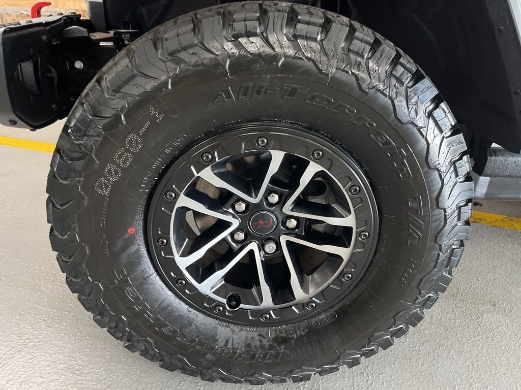 New 2026 Bright White Clear-Coat Exterior Paint Jeep Rubicon X image 6