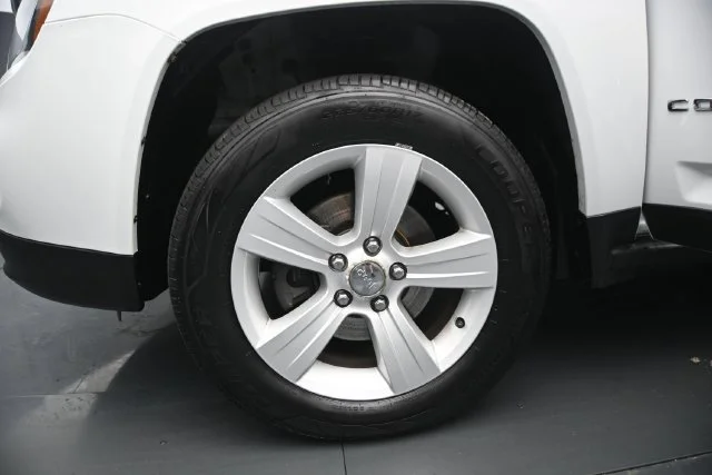 Used 2016 Bright White Clearcoat Jeep Latitude image 27
