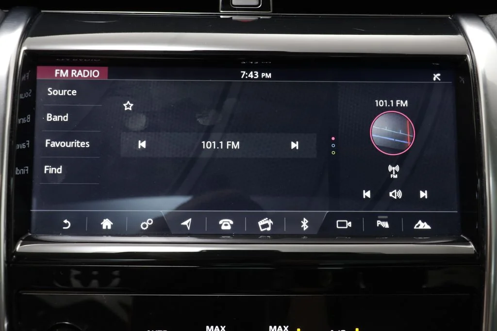 Used 2020 Gray Land Rover SE image 9