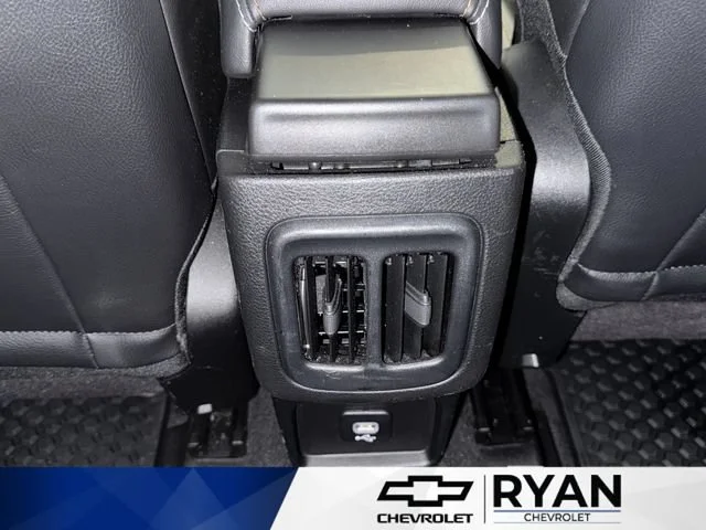 Used 2018 Silver Jeep Latitude image 41