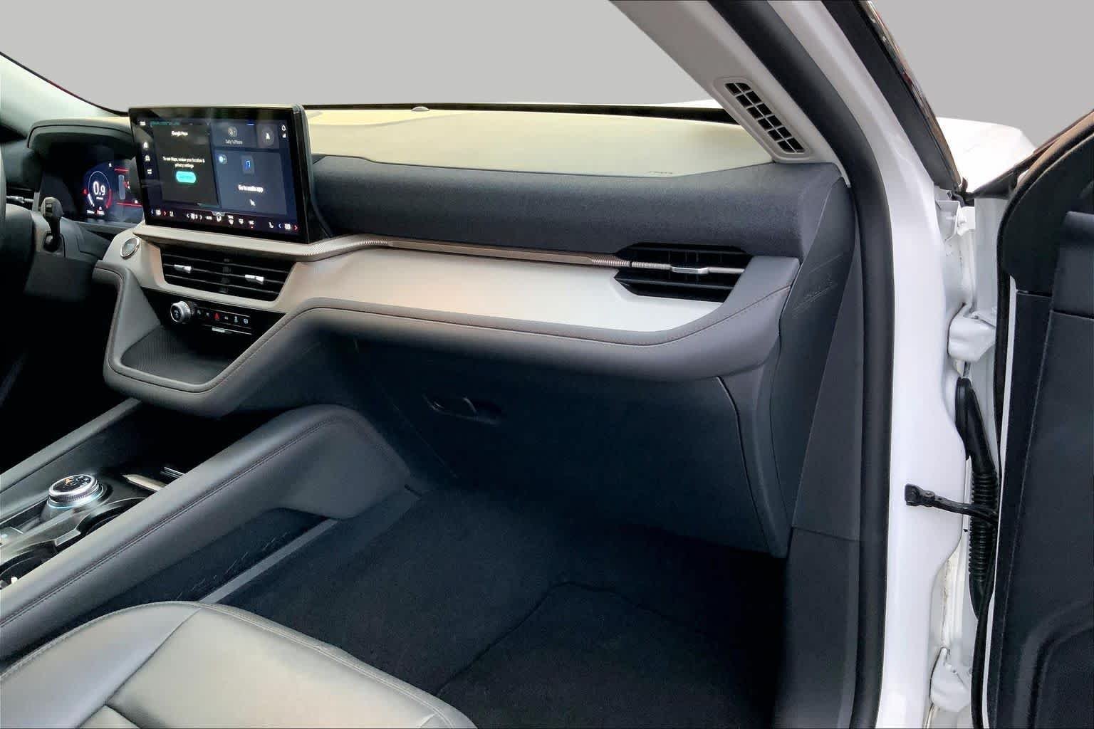 Used 2025 Star White Metallic Tri-Coat Ford Active image 18