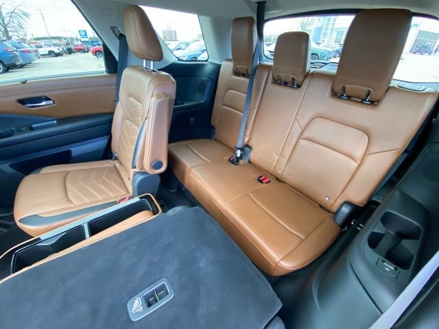 Used 2022 White Nissan Platinum image 24