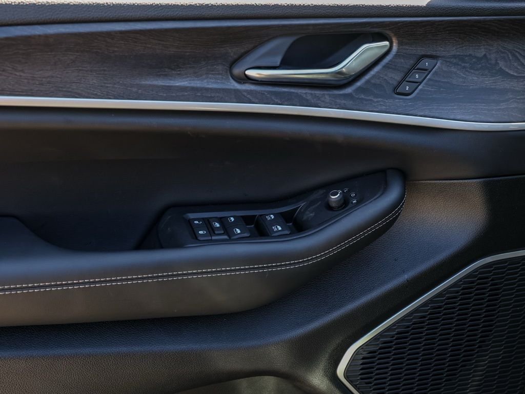 New 2026 Baltic Gray Metallic Clear-Coat Exterior Paint Jeep Limited image 23