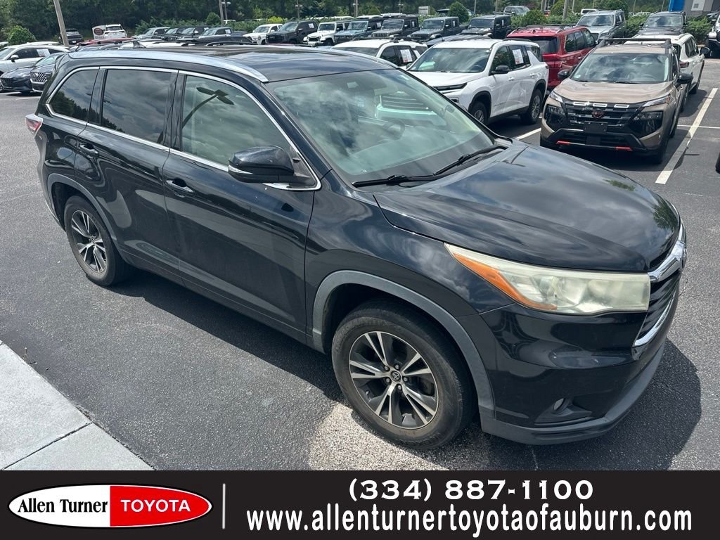 Used 2016  Toyota XLE V6 image 1