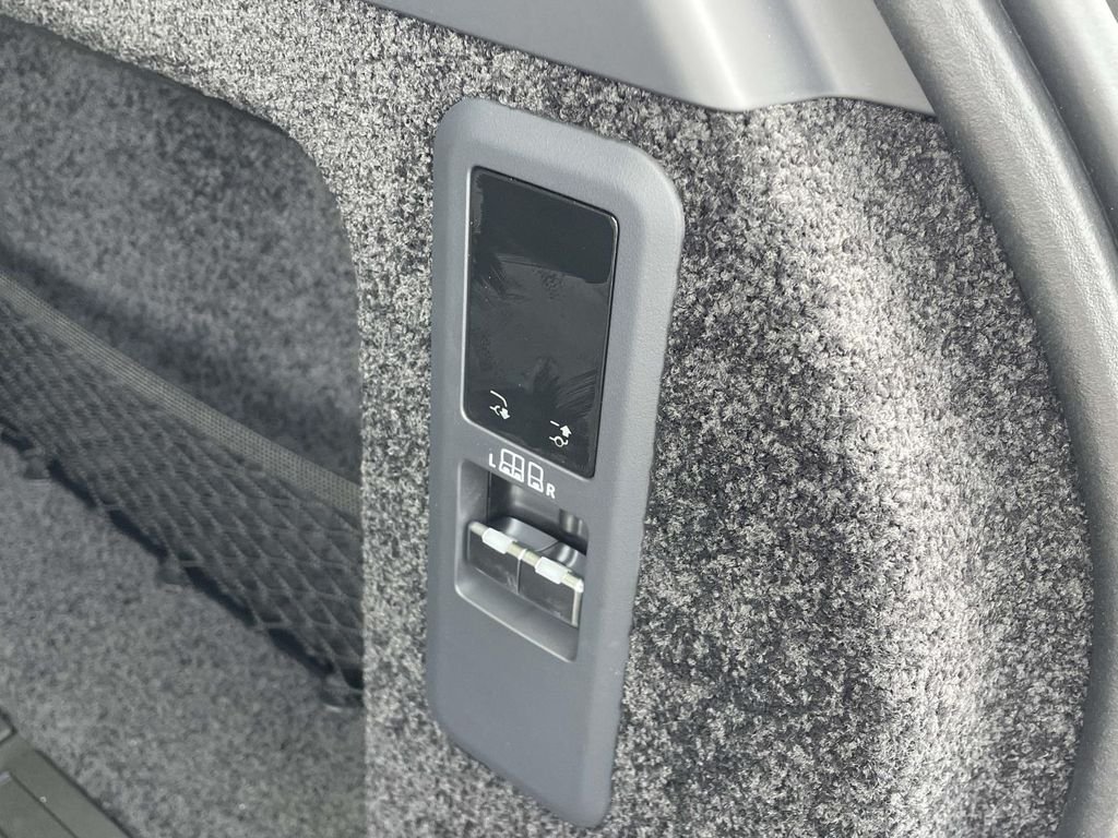 New 2026 Carpathian Grey Land Rover SE image 19
