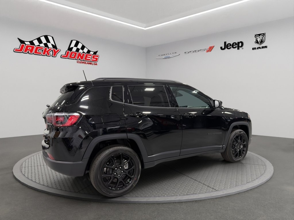New 2026 Diamond Black Crystal Pearlcoat Jeep Latitude Altitude image 9