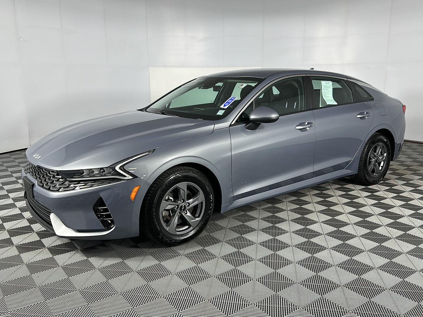 Used 2023 Everlasting Silver Kia LXS image 6