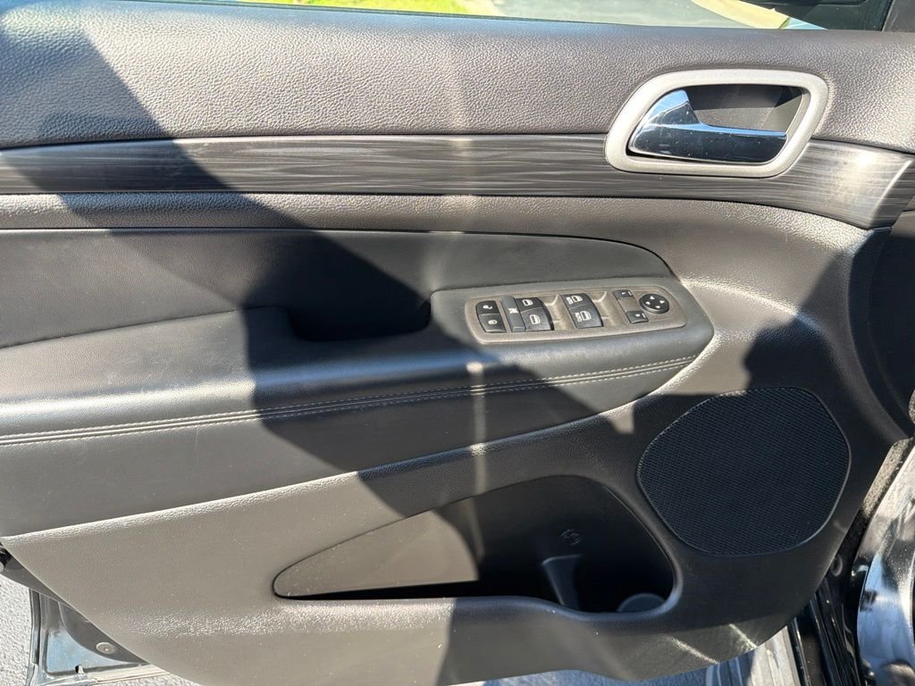 Used 2021 Black Jeep Laredo X image 9