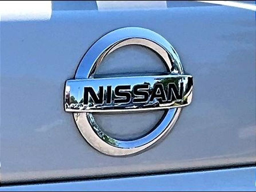 Used 2017 Silver Nissan SL image 29