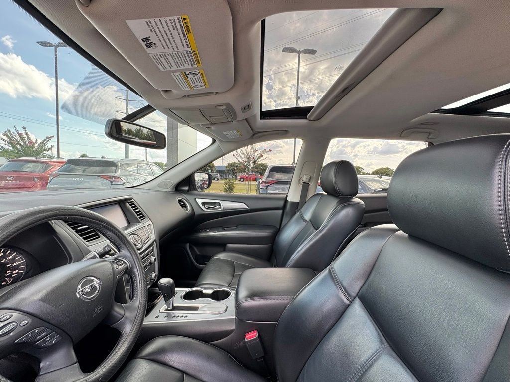 Used 2018 Red Nissan SL image 18