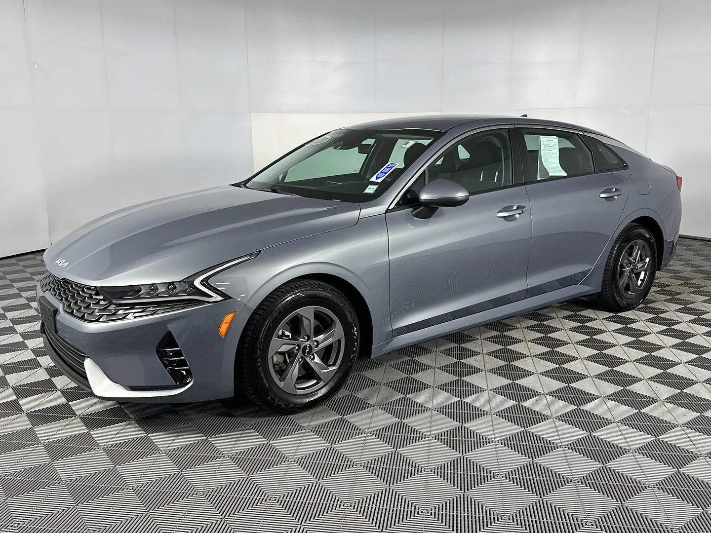 Used 2023 Everlasting Silver Kia LXS image 6