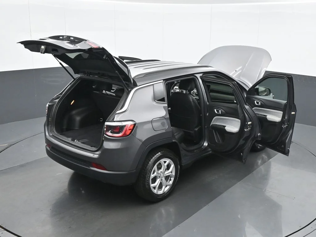 Used 2024 Gray Jeep Latitude image 39