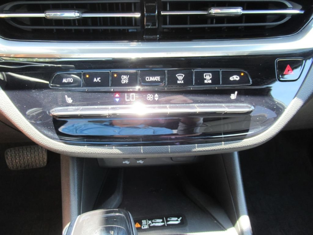 Used 2024 White Buick Avenir image 29