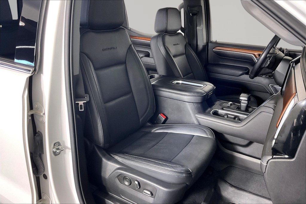 Used 2022 WHITE FROST TRICOAT GMC Denali image 27