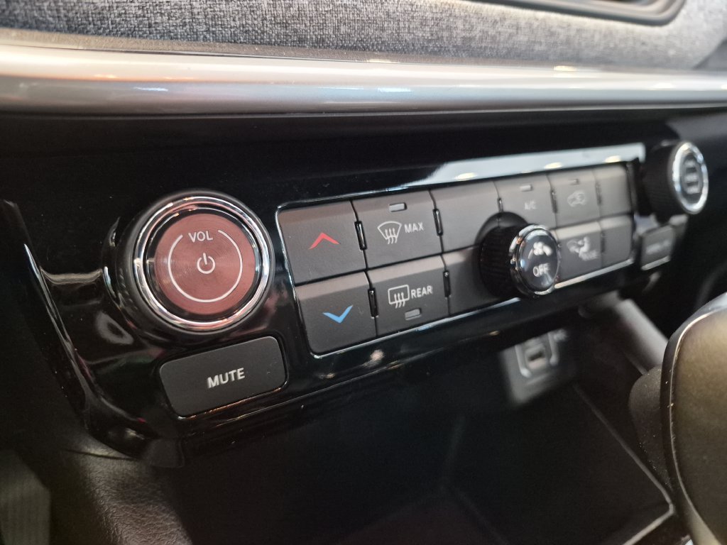 Used 2025 White Jeep Latitude image 19