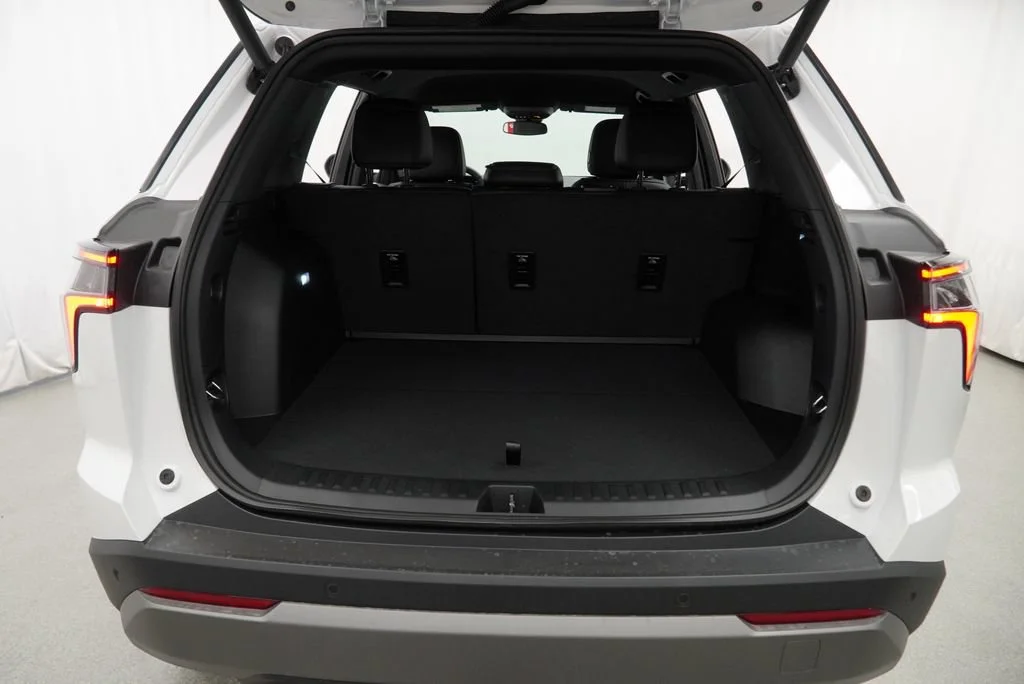 New 2027 Summit White Chevrolet LT image 25