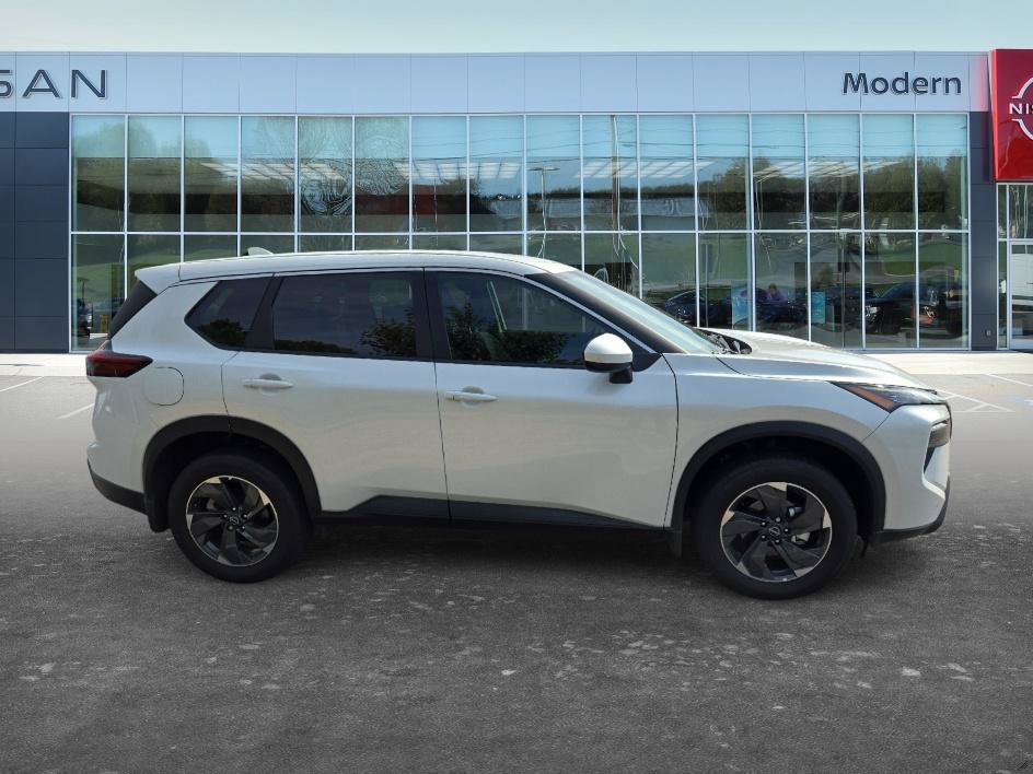 Used 2026 Everest White Pearl Tricoat Nissan SV image 4