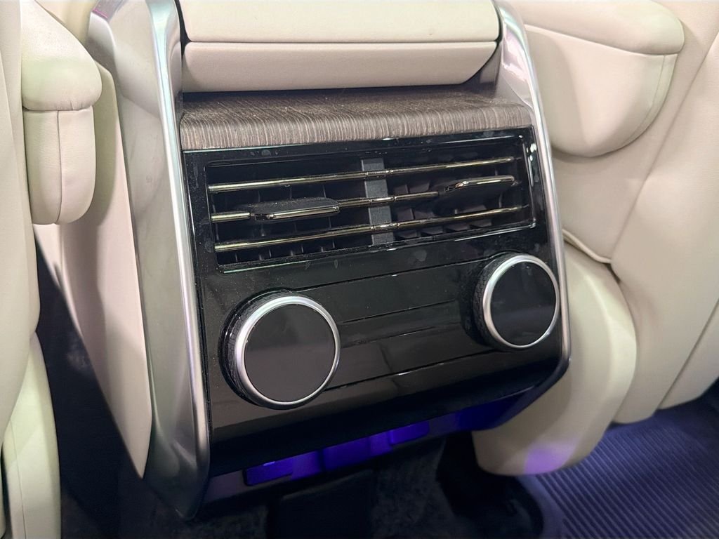 Used 2024 White Land Rover SE image 26