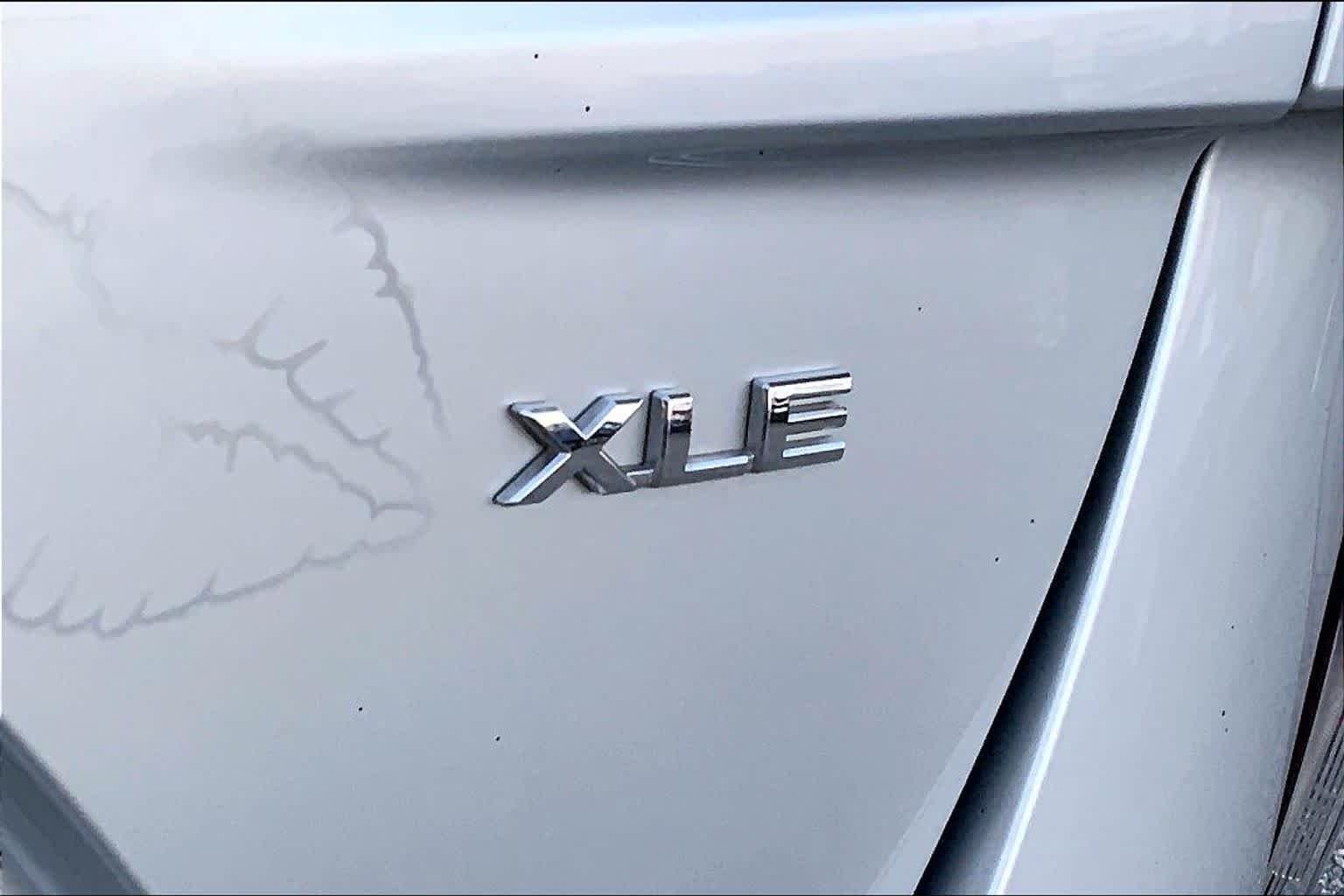 Used 2021 Classic Silver Metallic Toyota XLE image 10