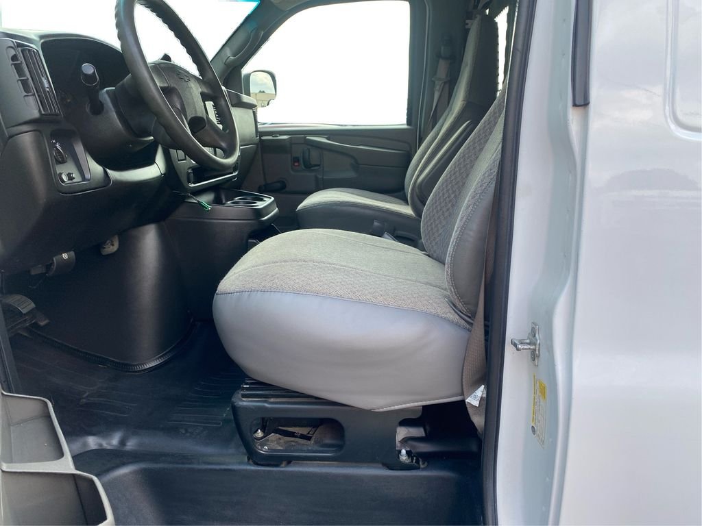 Used 2007 White Chevrolet Work Van image 7