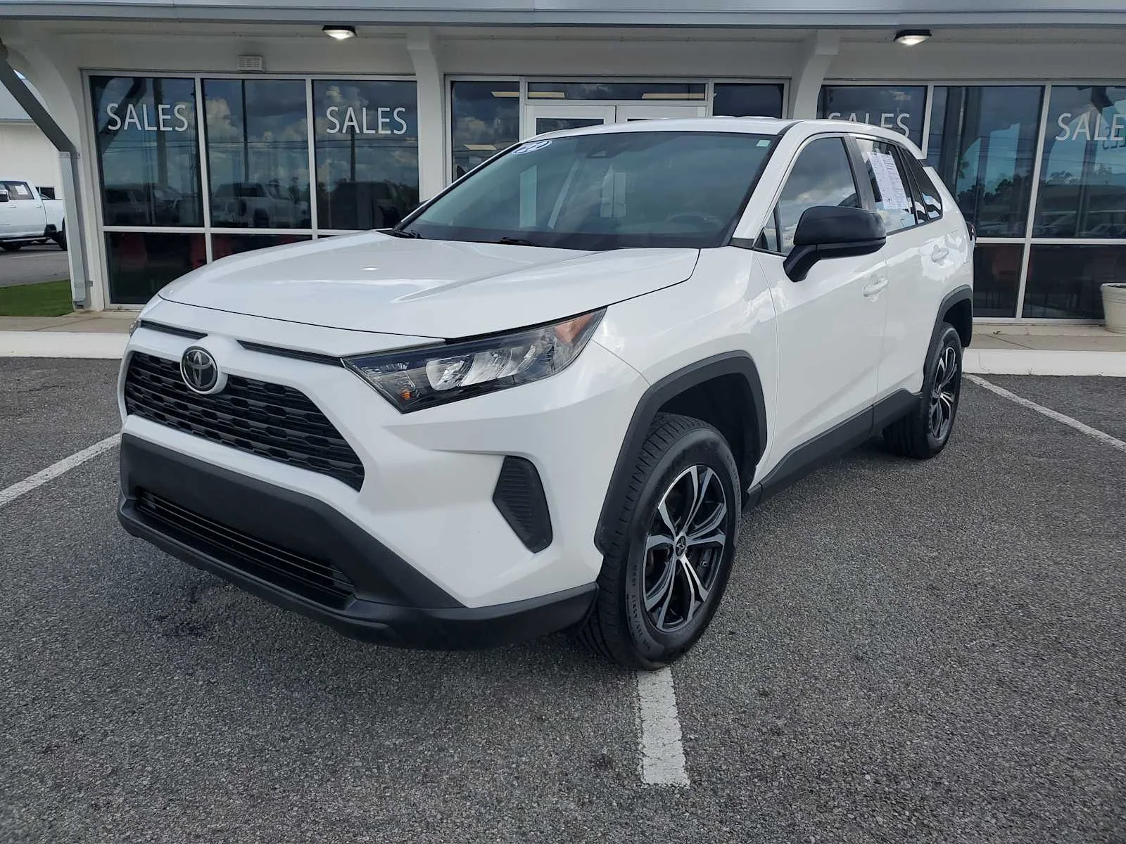 Used 2022 White White Toyota LE image 1