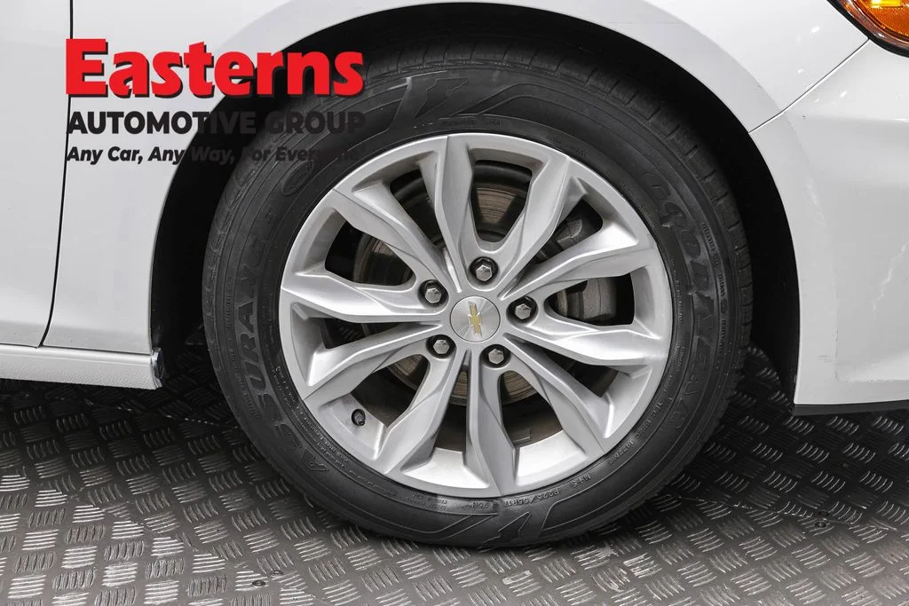 Used 2025 White Chevrolet LT image 31