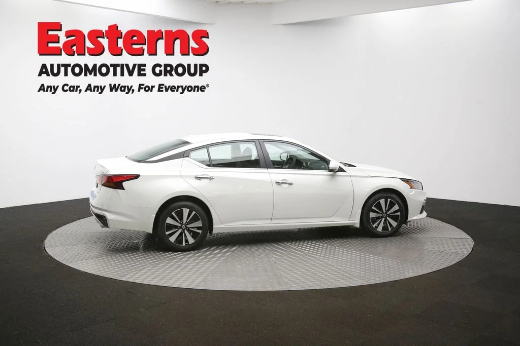 Used 2022 White Nissan 2.5 SV image 43