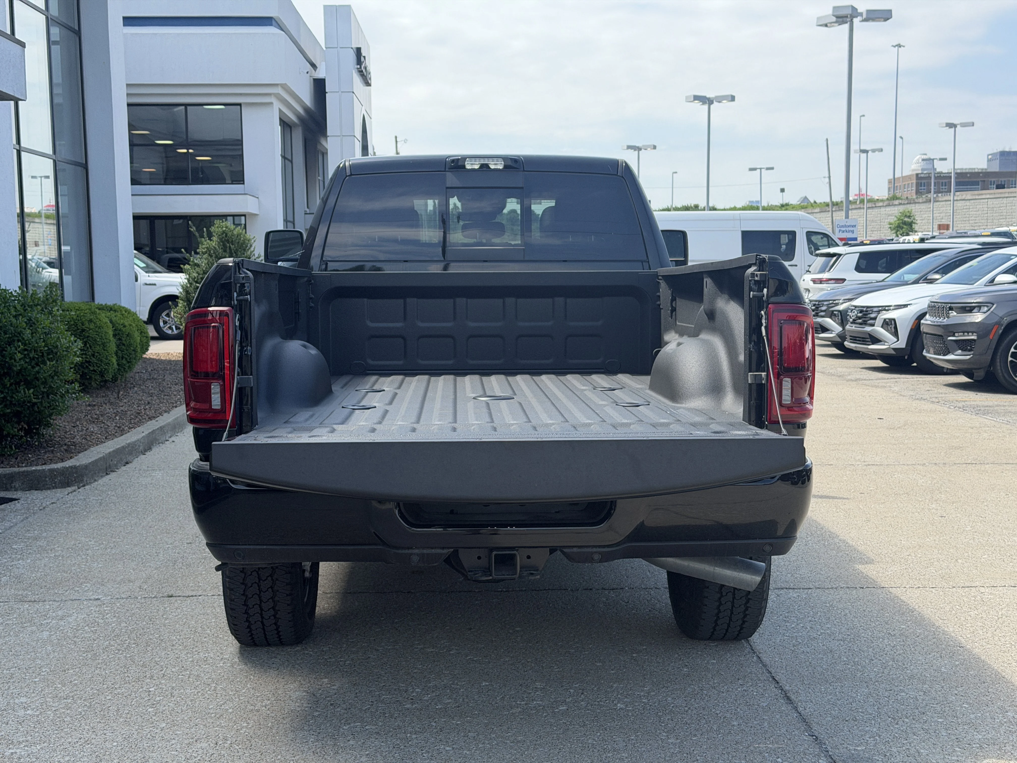 New 2026 Diamond Black Crystal Pearl-Coat Exterior Paint RAM Laramie image 10
