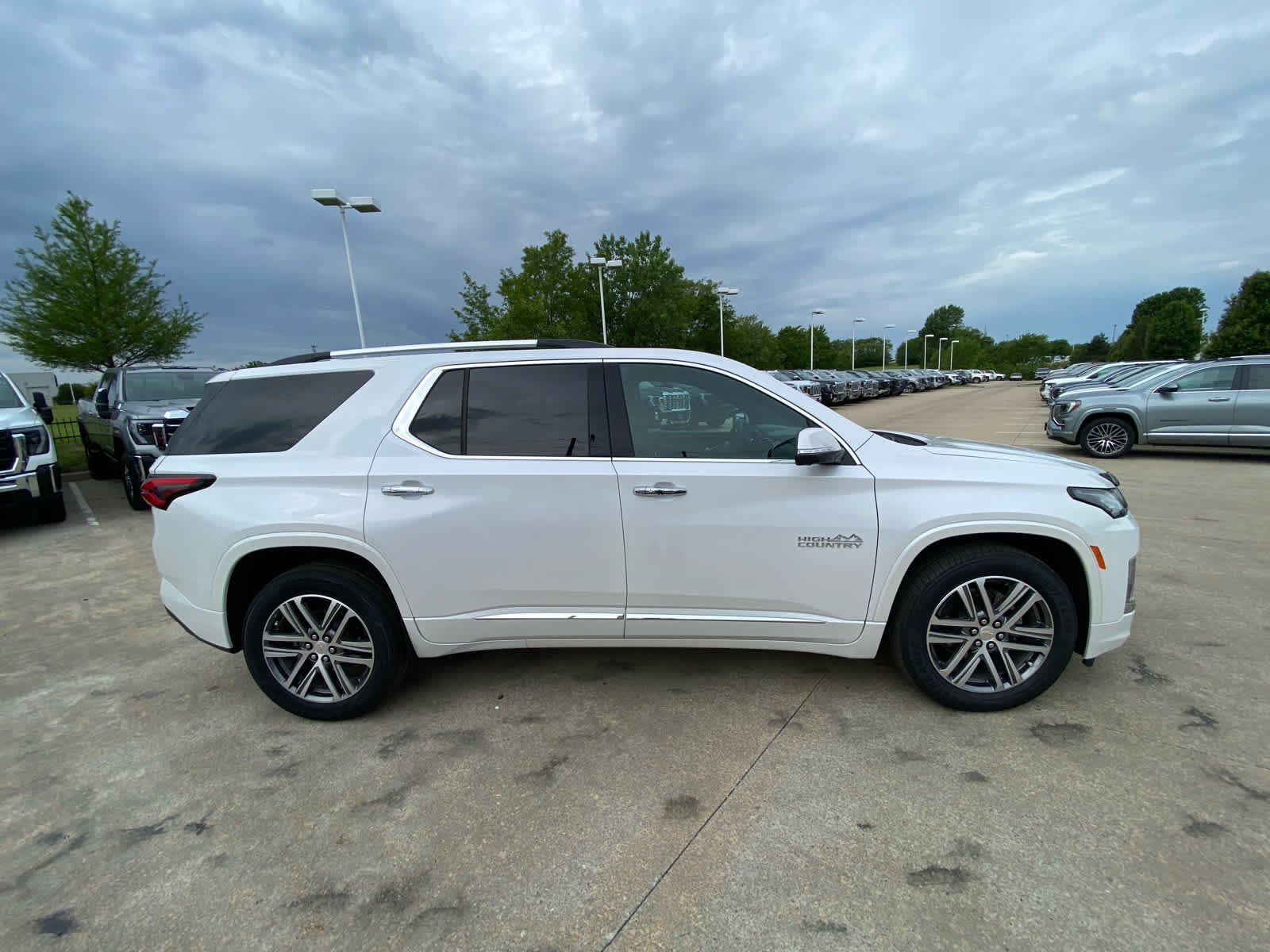 Used 2023 Iridescent Pearl Tricoat Chevrolet High Country image 4