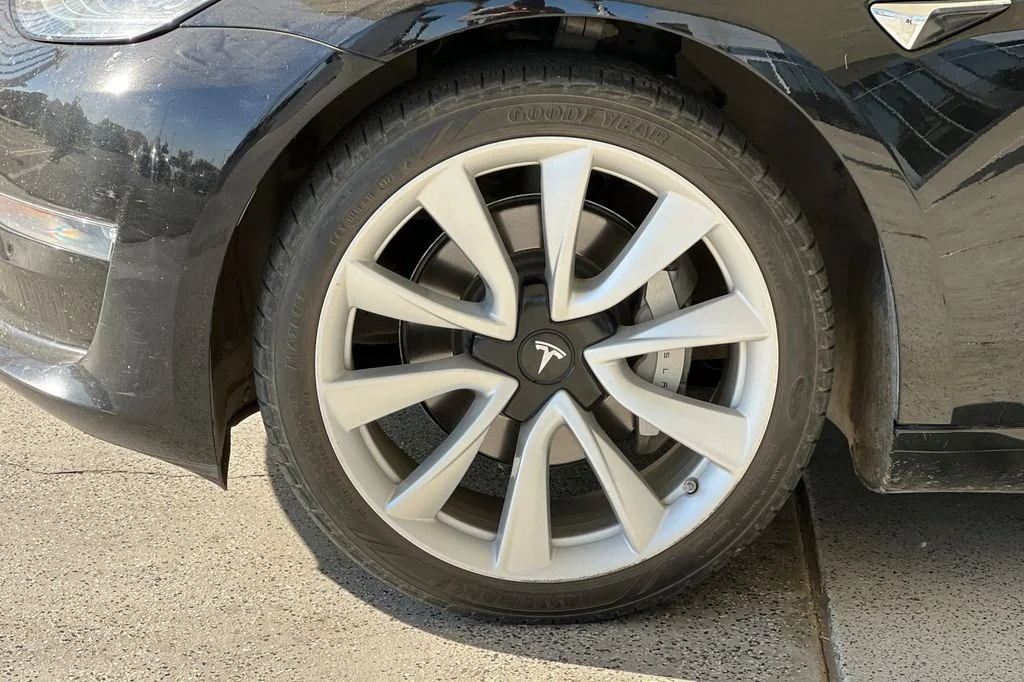Used 2018  Tesla Mid Range image 5