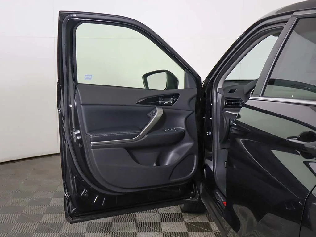 New 2026 Black Mitsubishi SE image 18