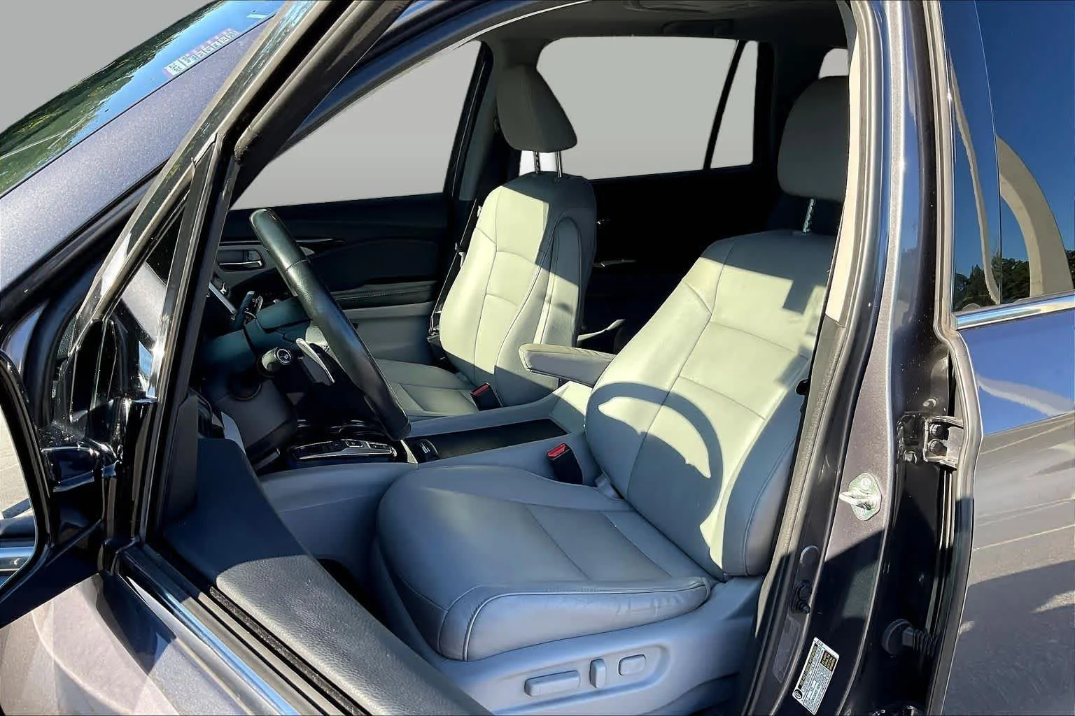 Used 2017 Lunar Silver Metallic Honda Touring image 7