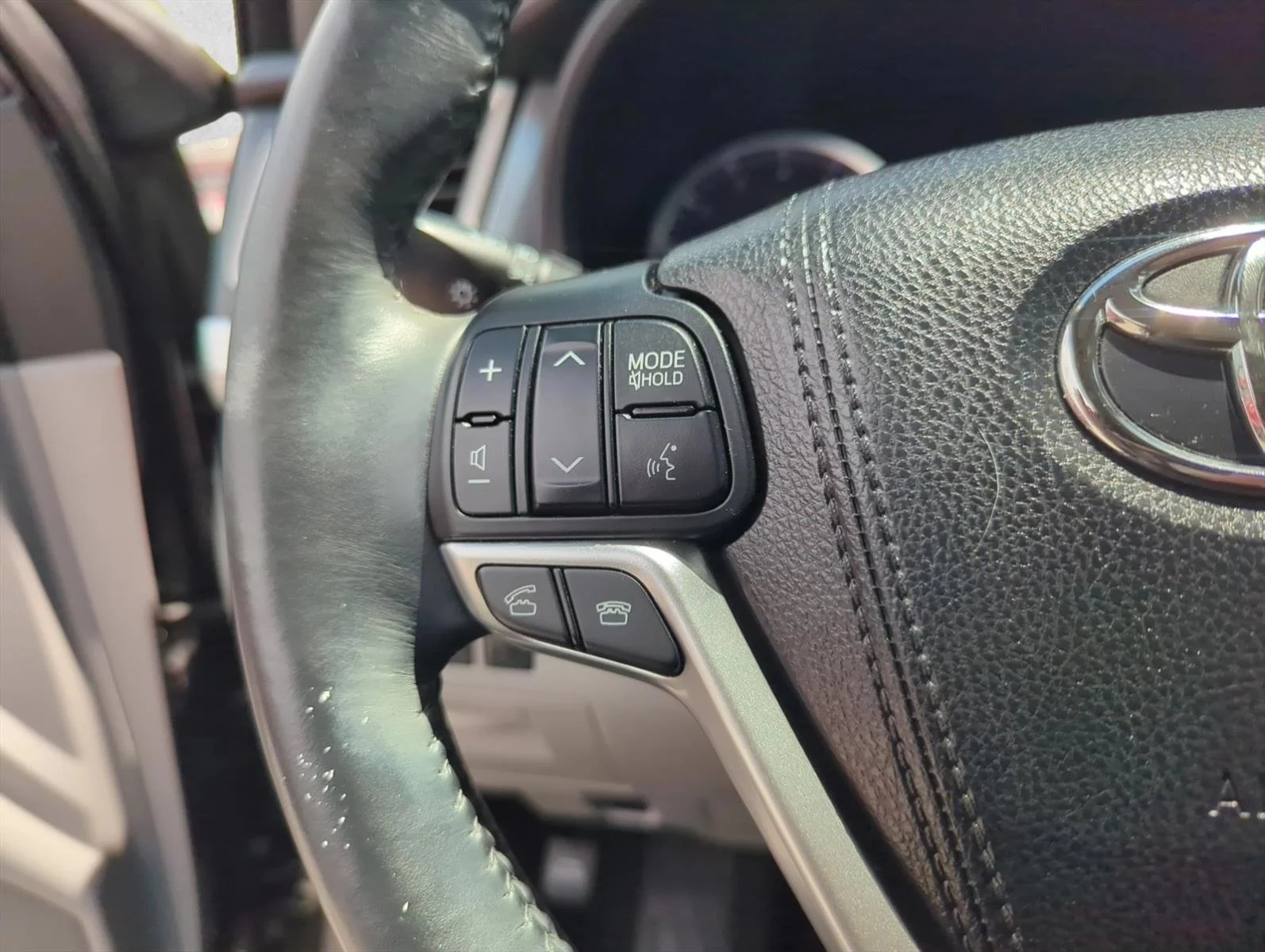Used 2015 Predawn Gray Mica Toyota XLE image 18