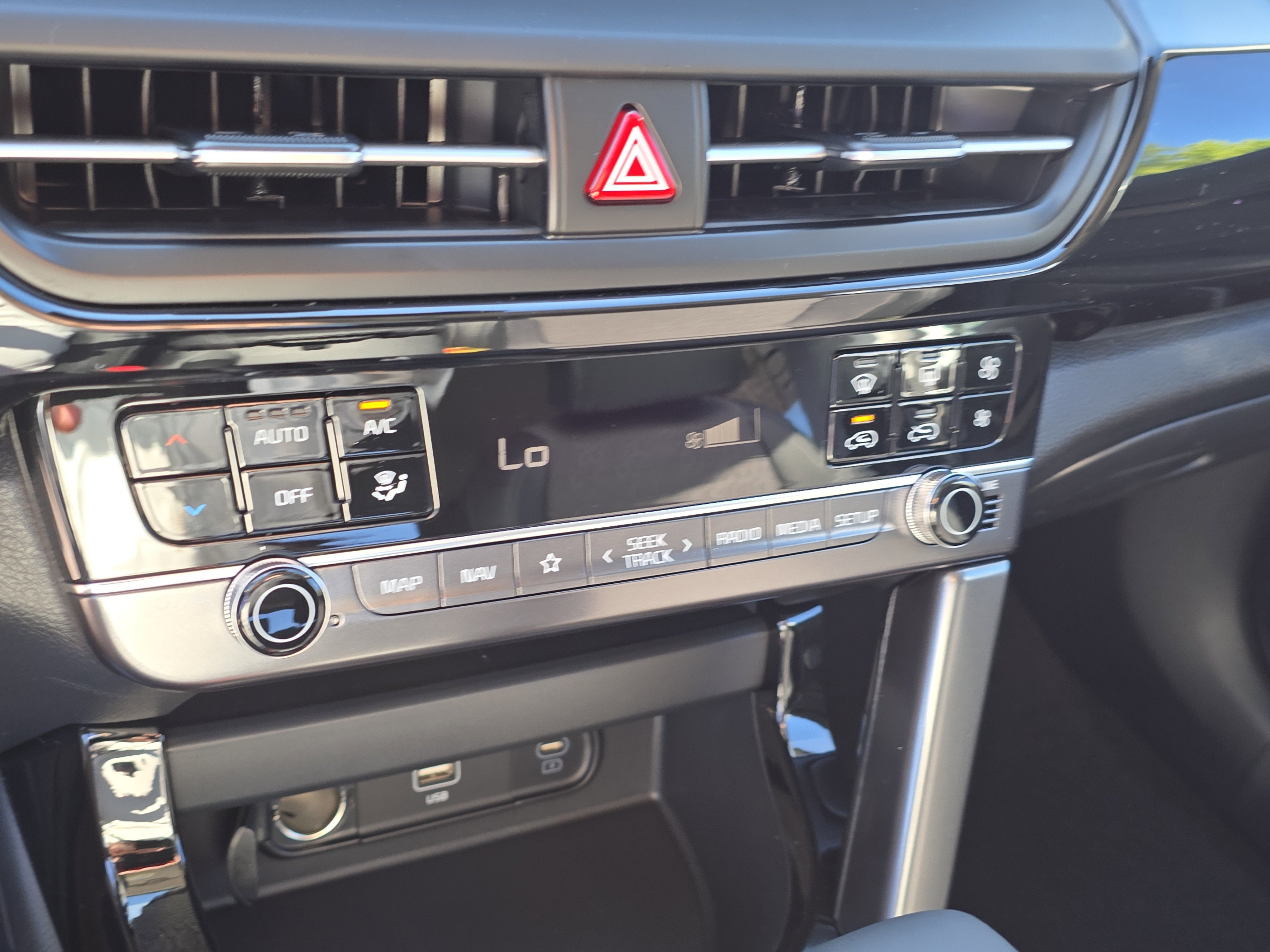 New 2026 Snow White Pearl Kia S image 24
