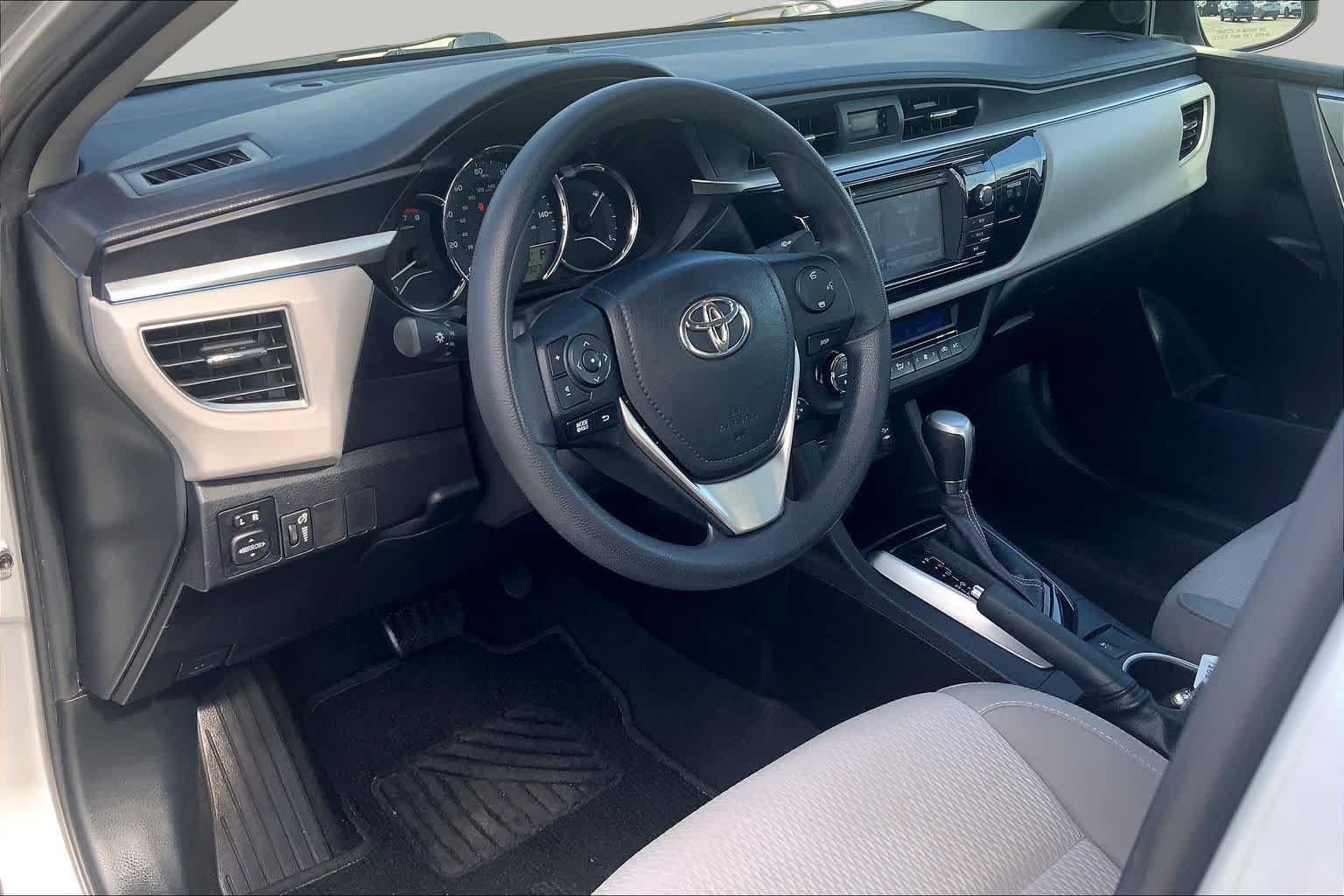 Used 2014 Classic Silver Metallic Toyota LE image 17