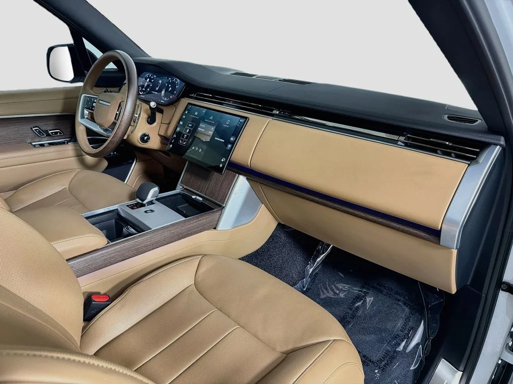 Used 2025 White Land Rover SE image 32