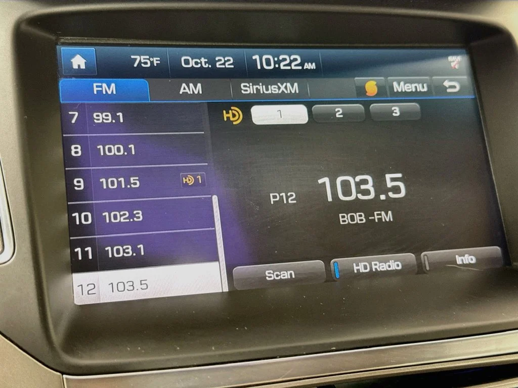 Used 2016 Black Hyundai Base image 17