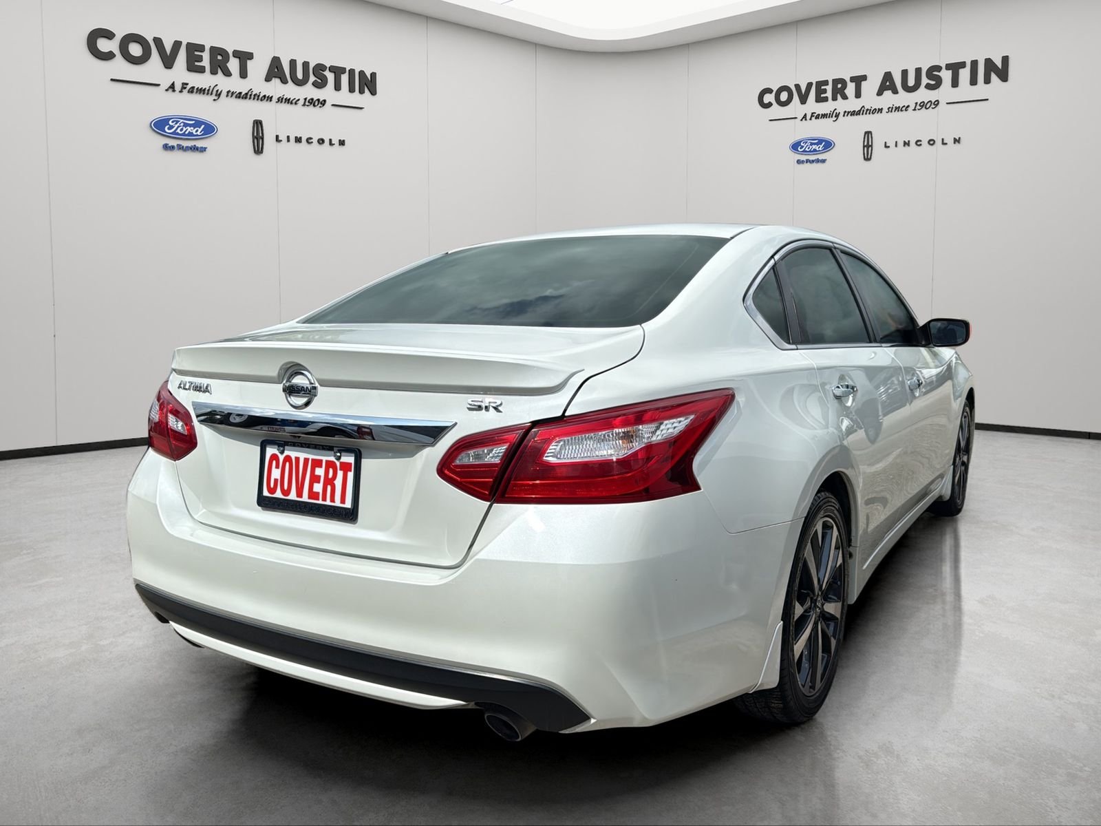 Used 2016 White Nissan 2.5 SR image 5