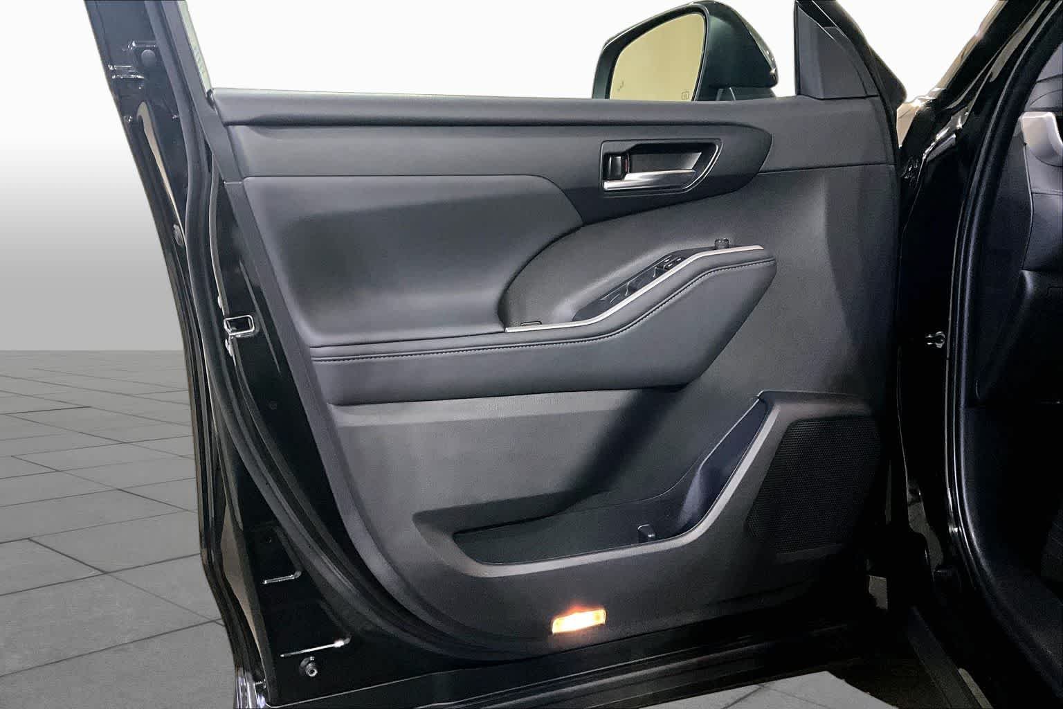 Used 2022 Midnight Black Metallic Toyota XLE image 40