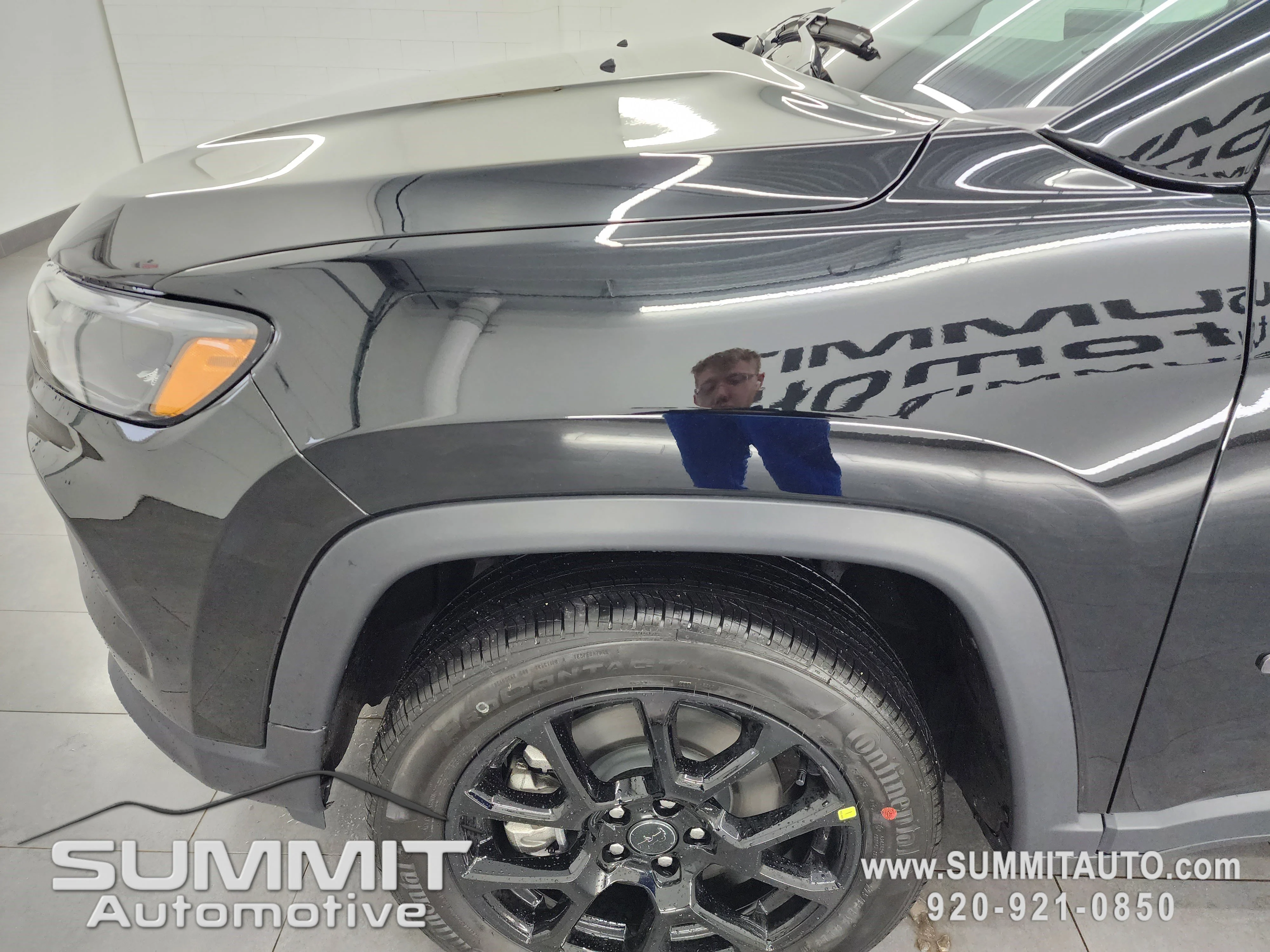 New 2026 Diamond Black Crystal Pearl-Coat Exterior Paint Jeep Latitude image 32