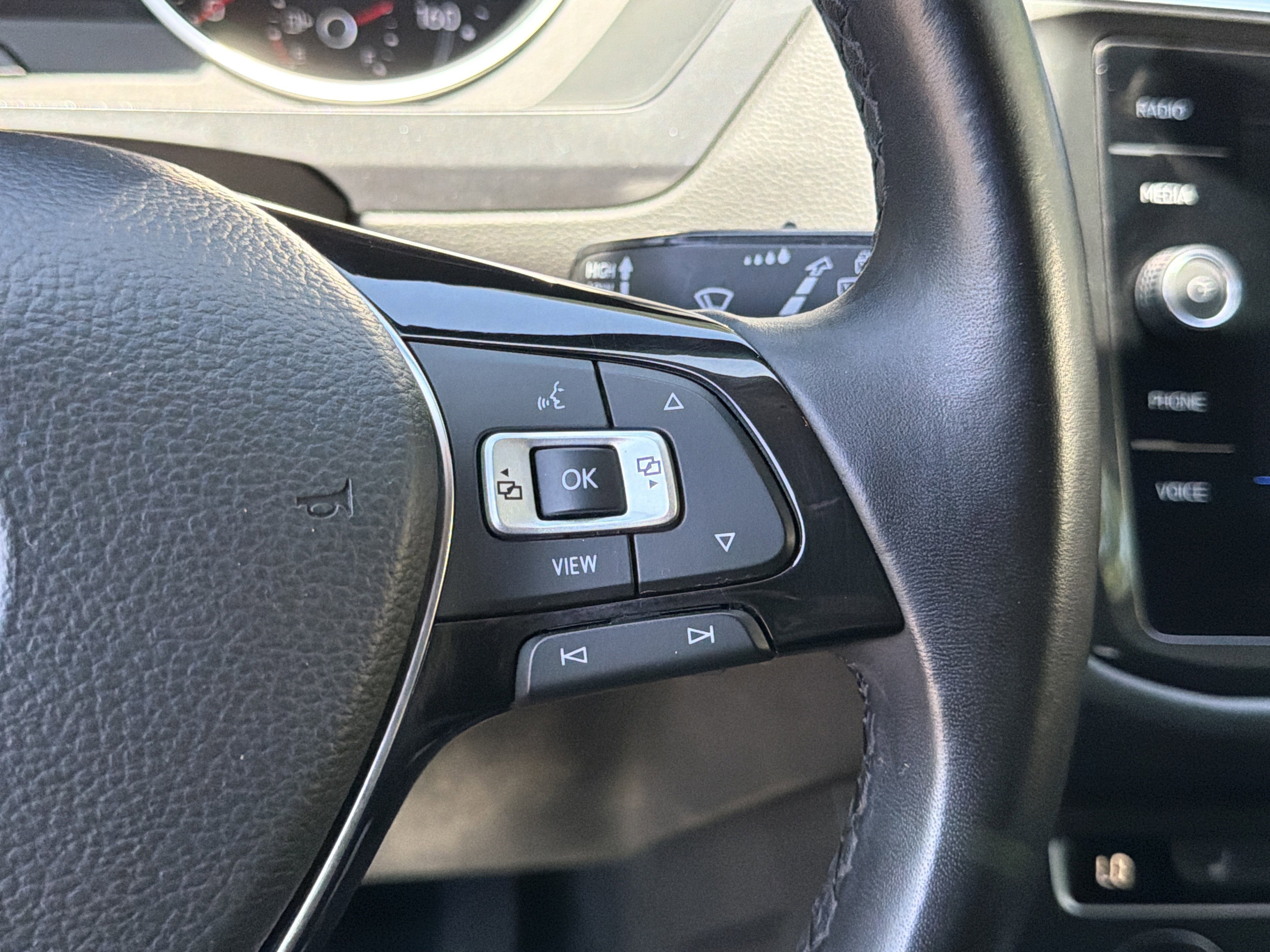 Used 2019  Volkswagen SE image 26
