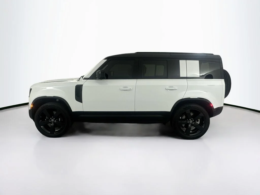 Used 2025 White Land Rover X-Dynamic SE image 7