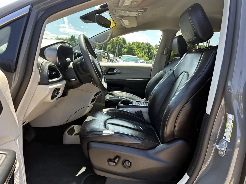 Used 2022 White Chrysler Touring L image 15